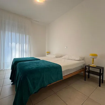 Prassitele Apartment *